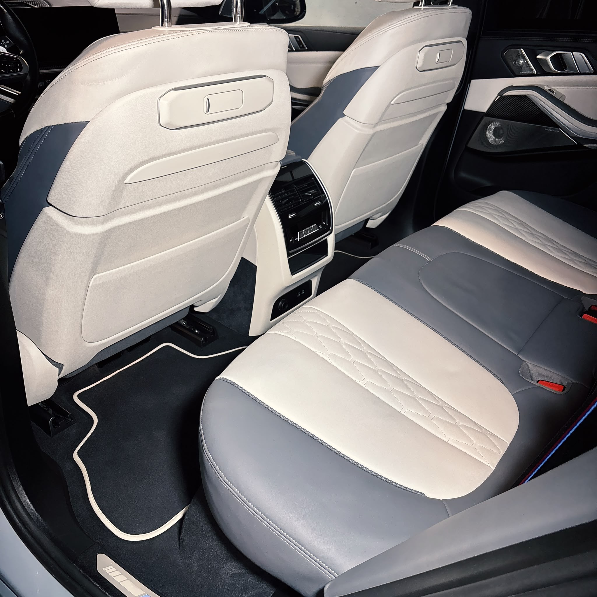 Banchetă, spătare și mochetă în interiorul unui BMW